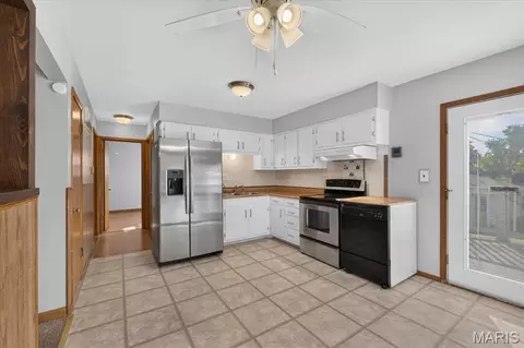 Kitchen - 208 Hill Dr, Gray Summit, MO 63039 photo 2 of 4