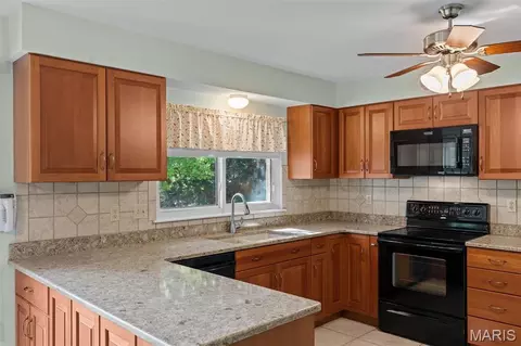 Kitchen - 16500 Thunderhead Canyon Ct, Ballwin, MO 63011 photo 3 of 7