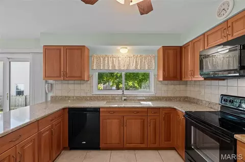 Kitchen - 16500 Thunderhead Canyon Ct, Ballwin, MO 63011 photo 5 of 7