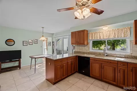 Kitchen - 16500 Thunderhead Canyon Ct, Ballwin, MO 63011 photo 6 of 7