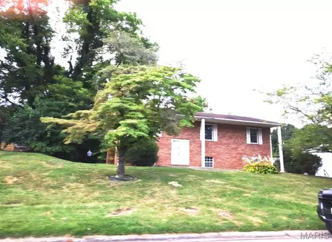 27 Matterhorn Dr, Glen Carbon, IL 62034