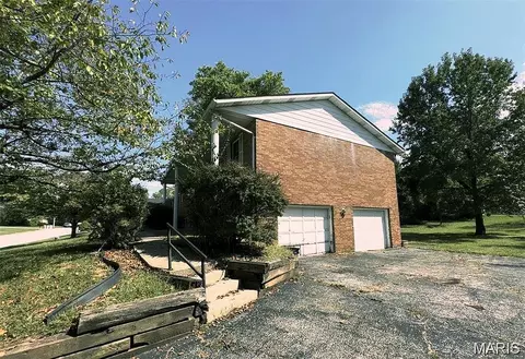 27 Matterhorn Dr, Glen Carbon, IL 62034