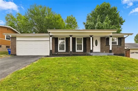 4454 Remus Dr, Florissant, MO 63033