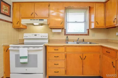 Kitchen - 17 Blackburn Dr, Belleville, IL 62226 photo 2 of 3