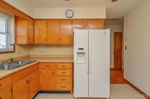 Kitchen - 17 Blackburn Dr, Belleville, IL 62226 photo 3 of 3