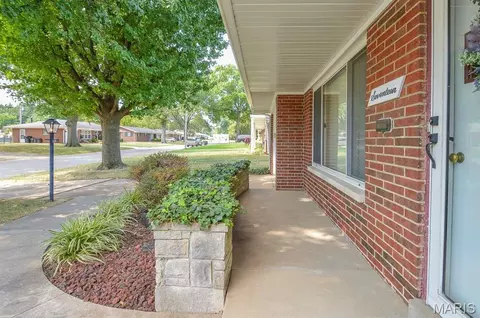 Exterior - 17 Blackburn Dr, Belleville, IL 62226 photo 4 of 7