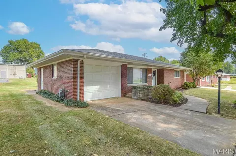 Exterior - 17 Blackburn Dr, Belleville, IL 62226 photo 3 of 7