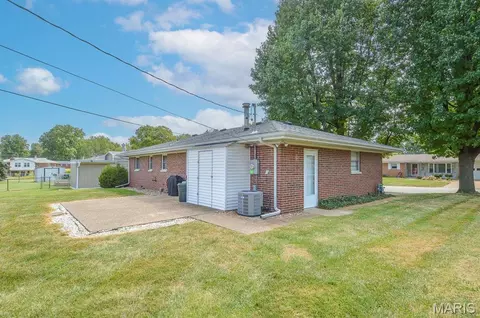 Exterior - 17 Blackburn Dr, Belleville, IL 62226 photo 7 of 7