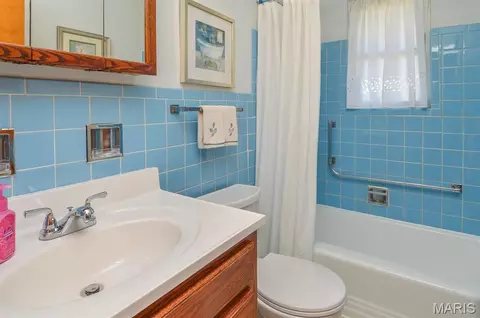 Bath - 17 Blackburn Dr, Belleville, IL 62226 photo 1 of 2