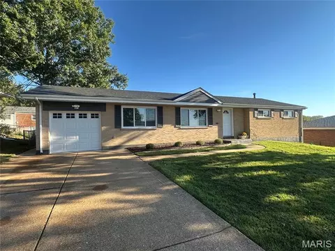 9821 Whitcomb Ln, Affton, MO 63123