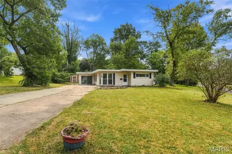 2 Marquette Dr, Florissant, MO 63031