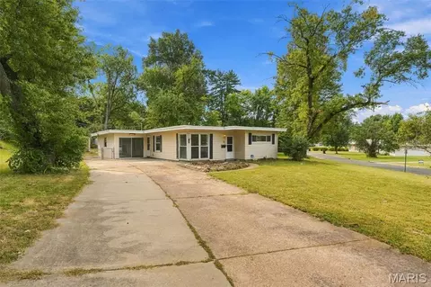 2 Marquette Dr, Florissant, MO 63031
