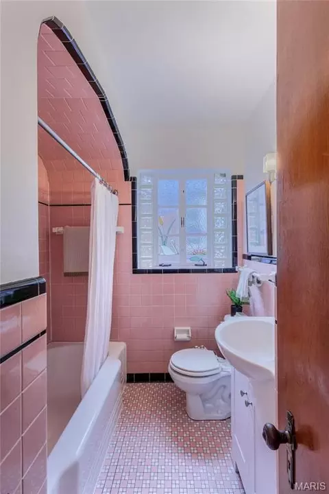 Bath - 6743 Devonshire Ave, Saint Louis, MO 63109 photo 1 of 3