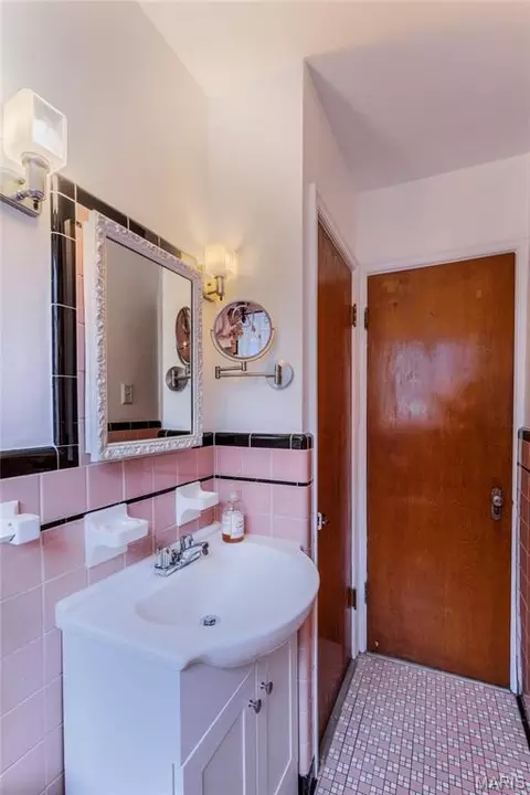 Bath - 6743 Devonshire Ave, Saint Louis, MO 63109 photo 3 of 3