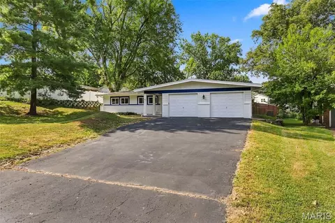 10 Montauk Dr, Saint Louis, MO 63146