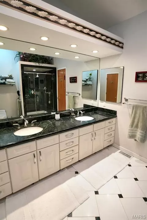 Bath - 1114 S Perrine Ave, Centralia, IL 62801 photo 2 of 4