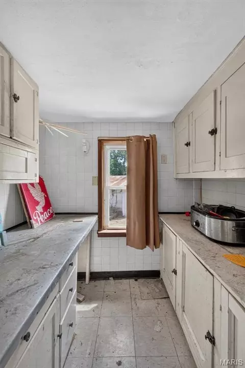 Kitchen - 5080 Hillcrest Rd, Arnold, MO 63010 photo 2 of 2