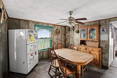 Dining - 841 W Maple, Flora, IL 62839 photo 1 of 2