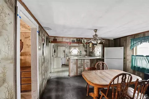 Dining - 841 W Maple, Flora, IL 62839 photo 2 of 2