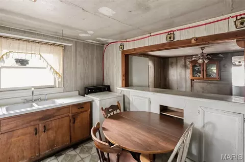 Kitchen - 841 W Maple, Flora, IL 62839 photo 1 of 2