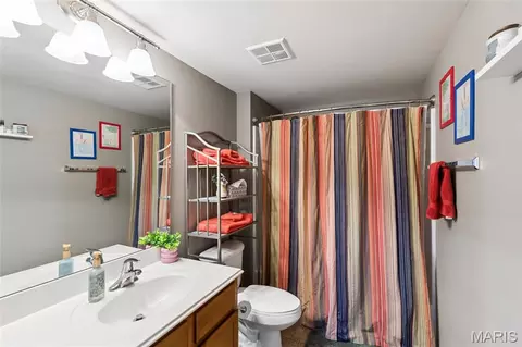 Bath - 422 Bramblett Hls, O'fallon, MO 63366 photo 2 of 2