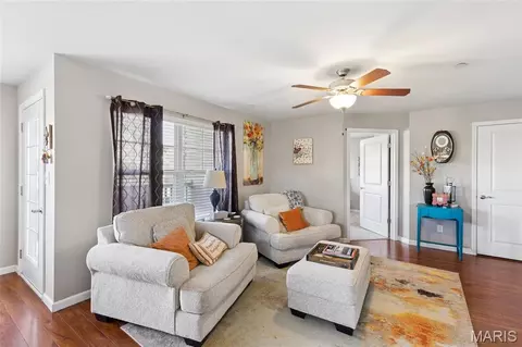 Living - 422 Bramblett Hls, O'fallon, MO 63366 photo 1 of 2
