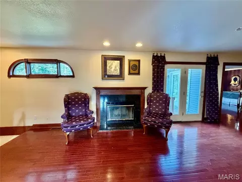 Living - 111 Westview, Palmyra, MO 63461 photo 2 of 4