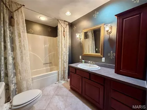 Bath - 111 Westview, Palmyra, MO 63461 photo 3 of 3