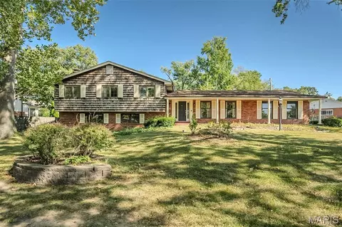 12122 Regency Dr, Saint Louis, MO 63128