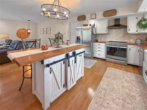Kitchen - 26 Islander Dr, Brighton, IL 62012 photo 4 of 4