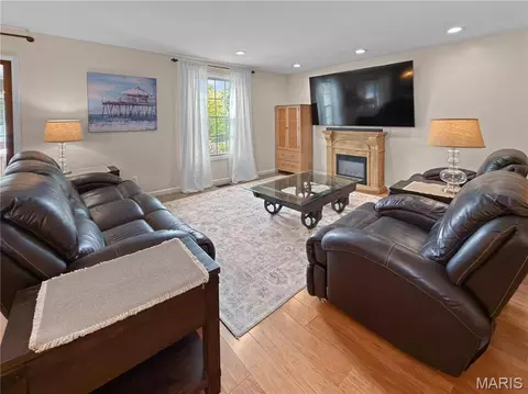 Living - 26 Islander Dr, Brighton, IL 62012 photo 2 of 4
