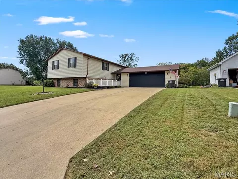 Exterior - 26 Islander Dr, Brighton, IL 62012 photo 3 of 17