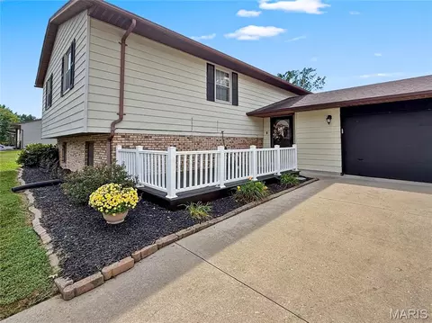 Exterior - 26 Islander Dr, Brighton, IL 62012 photo 4 of 17