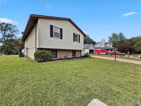 Exterior - 26 Islander Dr, Brighton, IL 62012 photo 2 of 17