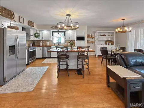 Kitchen - 26 Islander Dr, Brighton, IL 62012 photo 2 of 4
