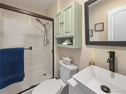 Bath - 26 Islander Dr, Brighton, IL 62012 photo 2 of 5