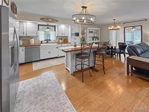 Kitchen - 26 Islander Dr, Brighton, IL 62012 photo 1 of 4