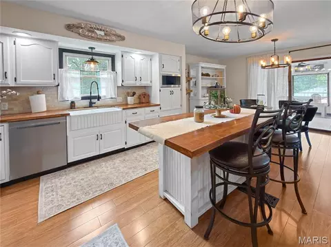Kitchen - 26 Islander Dr, Brighton, IL 62012 photo 3 of 4