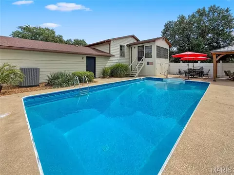 Exterior - 26 Islander Dr, Brighton, IL 62012 photo 10 of 17