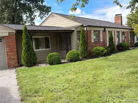 9360 Parkside Dr, Brentwood, MO 63144