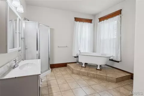 Bath - 536 E 6th St, Alton, IL 62002 photo 6 of 7