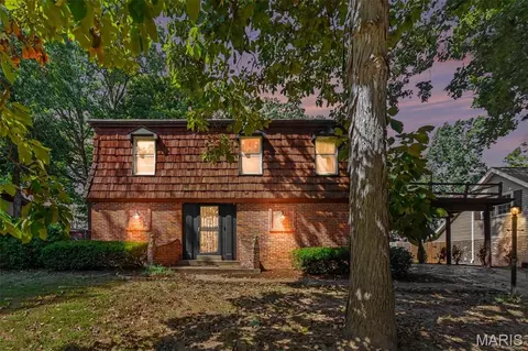 5253 Ozarkglen Dr, Saint Louis, MO 63128