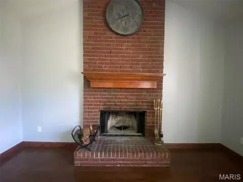Living - 4606 Hickory Ridge View Ct, Eureka, MO 63025 photo 4 of 8
