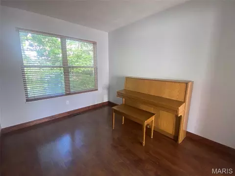 Living - 4606 Hickory Ridge View Ct, Eureka, MO 63025 photo 6 of 8