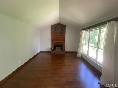 Living - 4606 Hickory Ridge View Ct, Eureka, MO 63025 photo 2 of 8