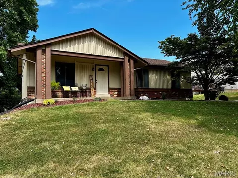 12233 Country Place Dr, Maryland Heights, MO 63043