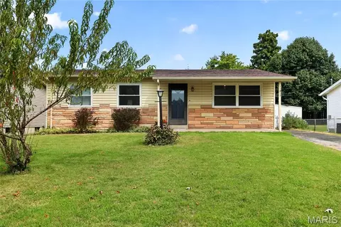 11917 Glenridge Dr, Maryland Heights, MO 63043