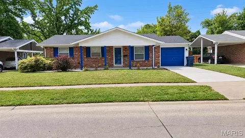 2216 Foggy Bottom Dr, Florissant, MO 63031