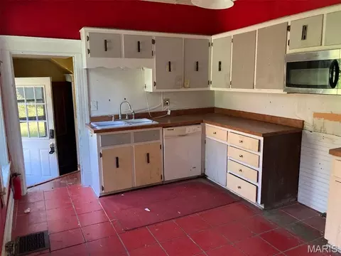 Kitchen - 711 Walnut St, Fulton, MO 65251 photo 1 of 2