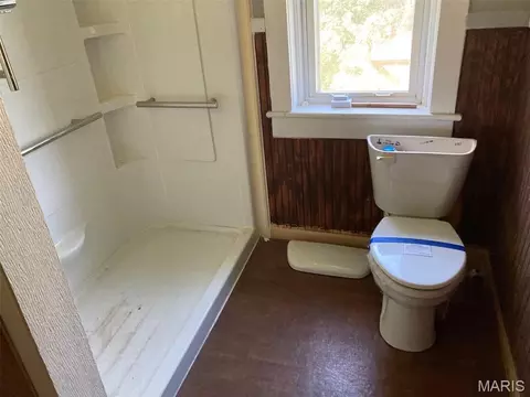 Bath - 711 Walnut St, Fulton, MO 65251 photo 4 of 4